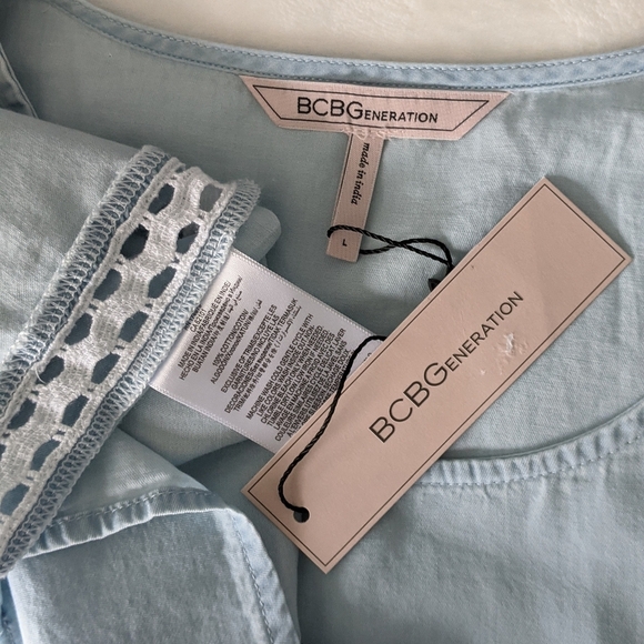 BCBGeneration Top Cropped Ruffled Short Sleeve White Eyelet Chambray Blue L NWT - Picture 15 of 16